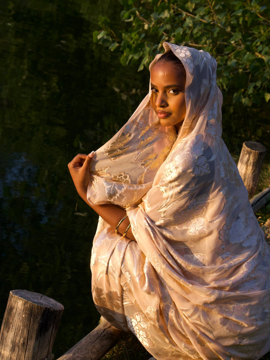 Yasmina – Melfha cousue modernisée champagne doré, élégance saharienne