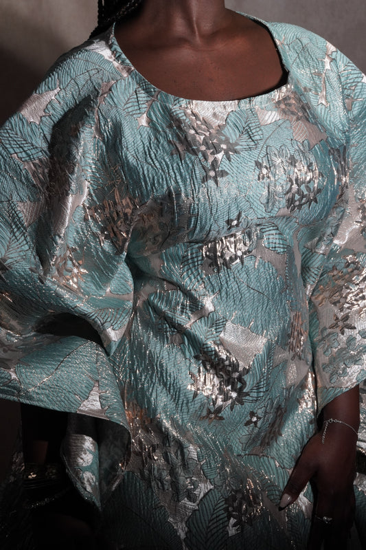 Nayara Dress – Boubou africain majestueux en brocard bleu argenté