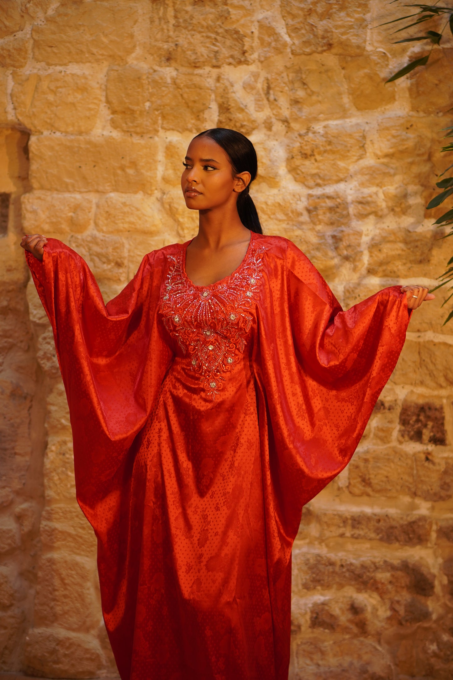 Aïcha Dress – Élégance et Raffinement en Rouge Passion
