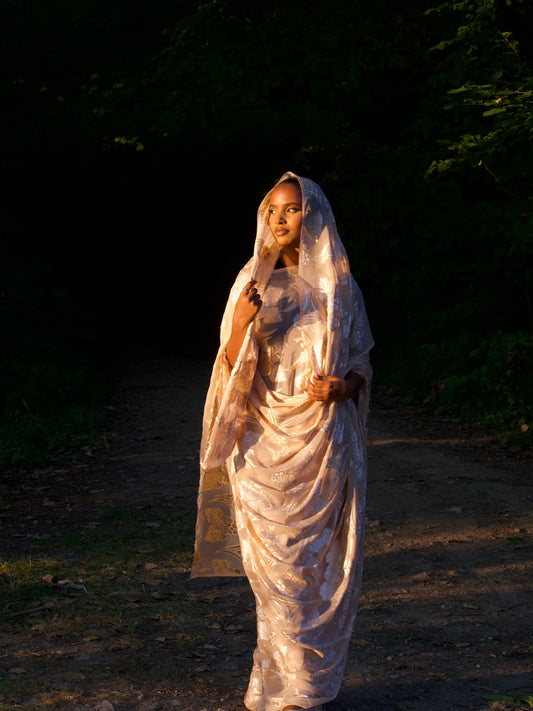 Yasmina – Melfha cousue modernisée champagne doré, élégance saharienne