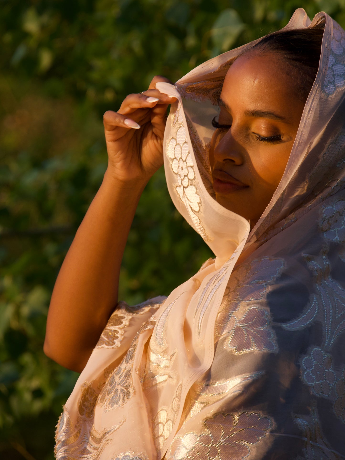 Yasmina – Melfha cousue modernisée champagne doré, élégance saharienne