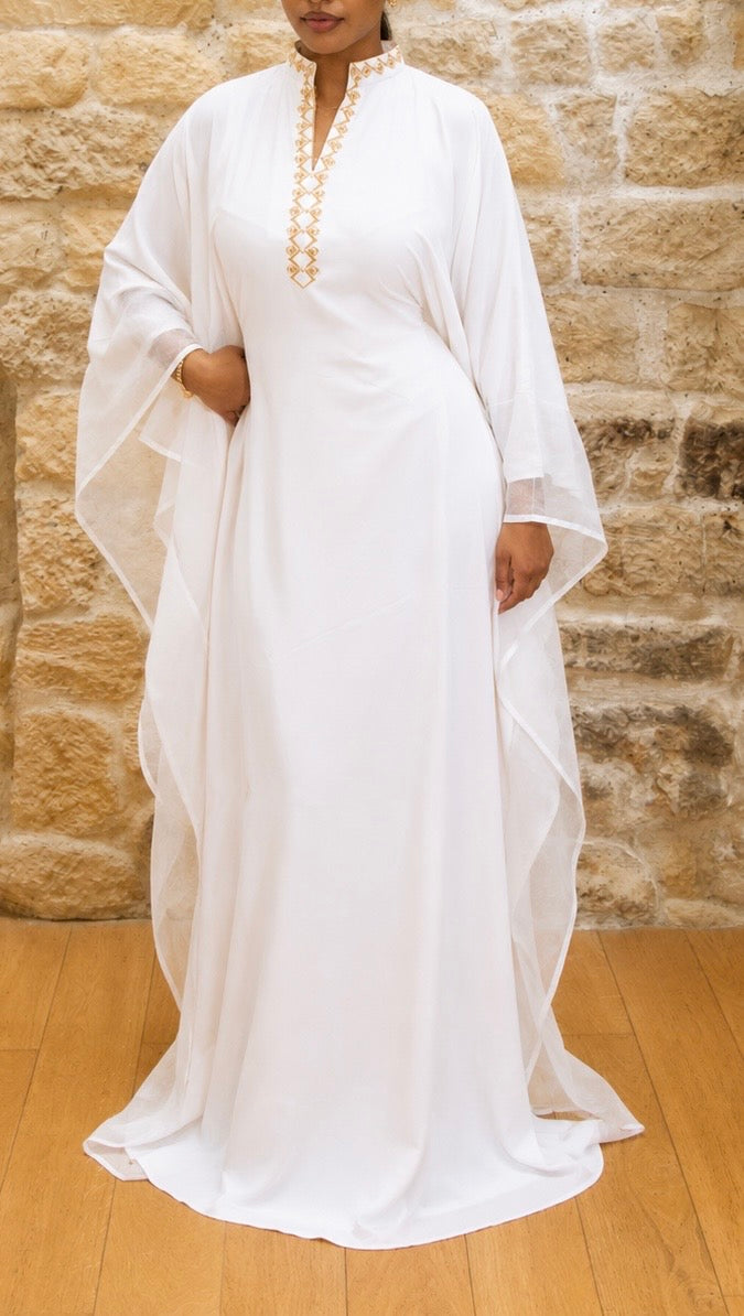 Kaftan africain blanc brodé doré manches papillon Maison Kemeti
