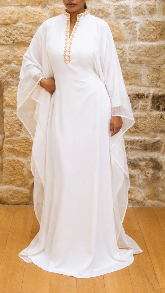 Kaftan africain blanc brodé doré manches papillon Maison Kemeti
