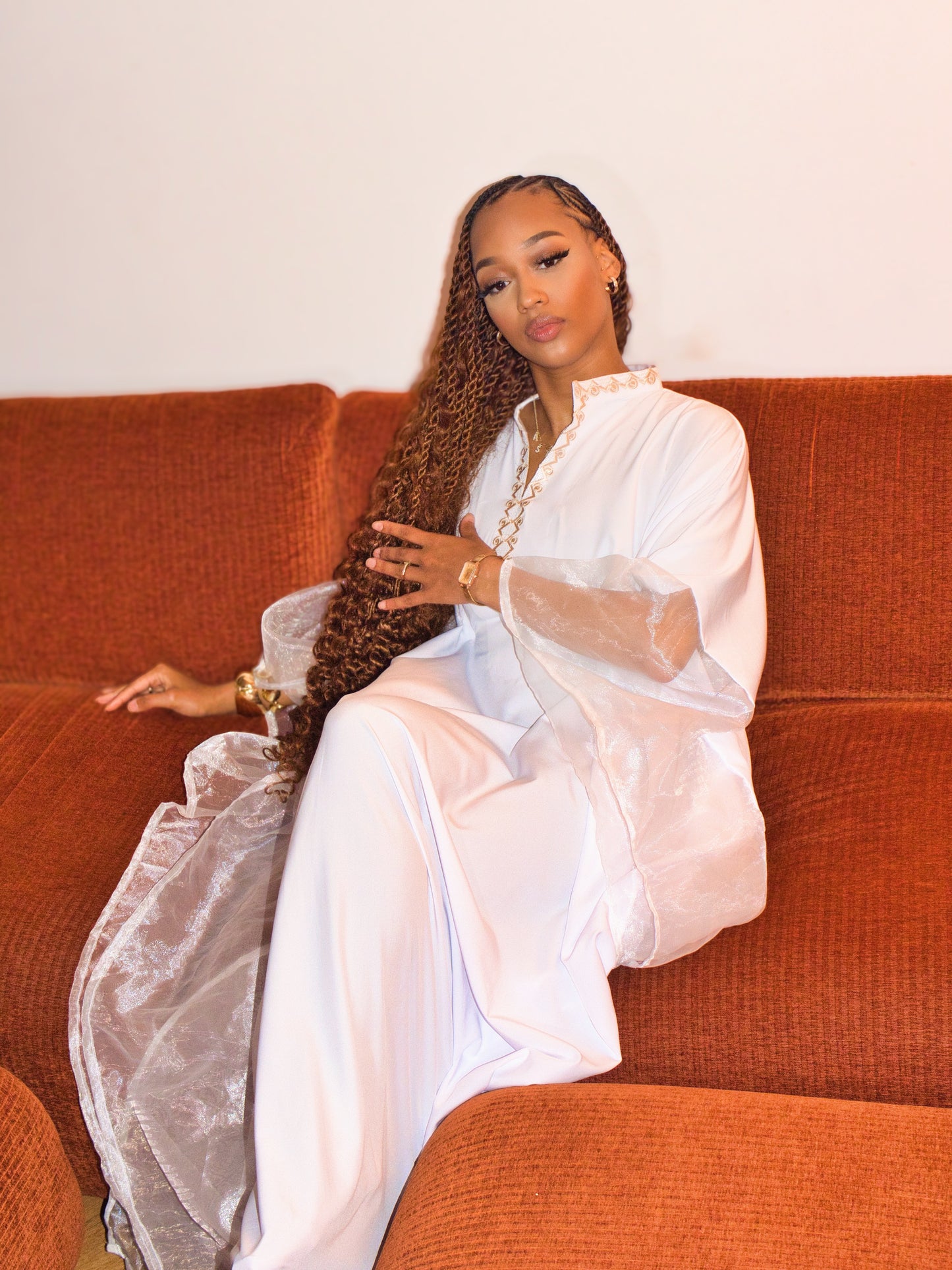 Kaftan africain blanc brodé doré manches papillon Maison Kemeti
