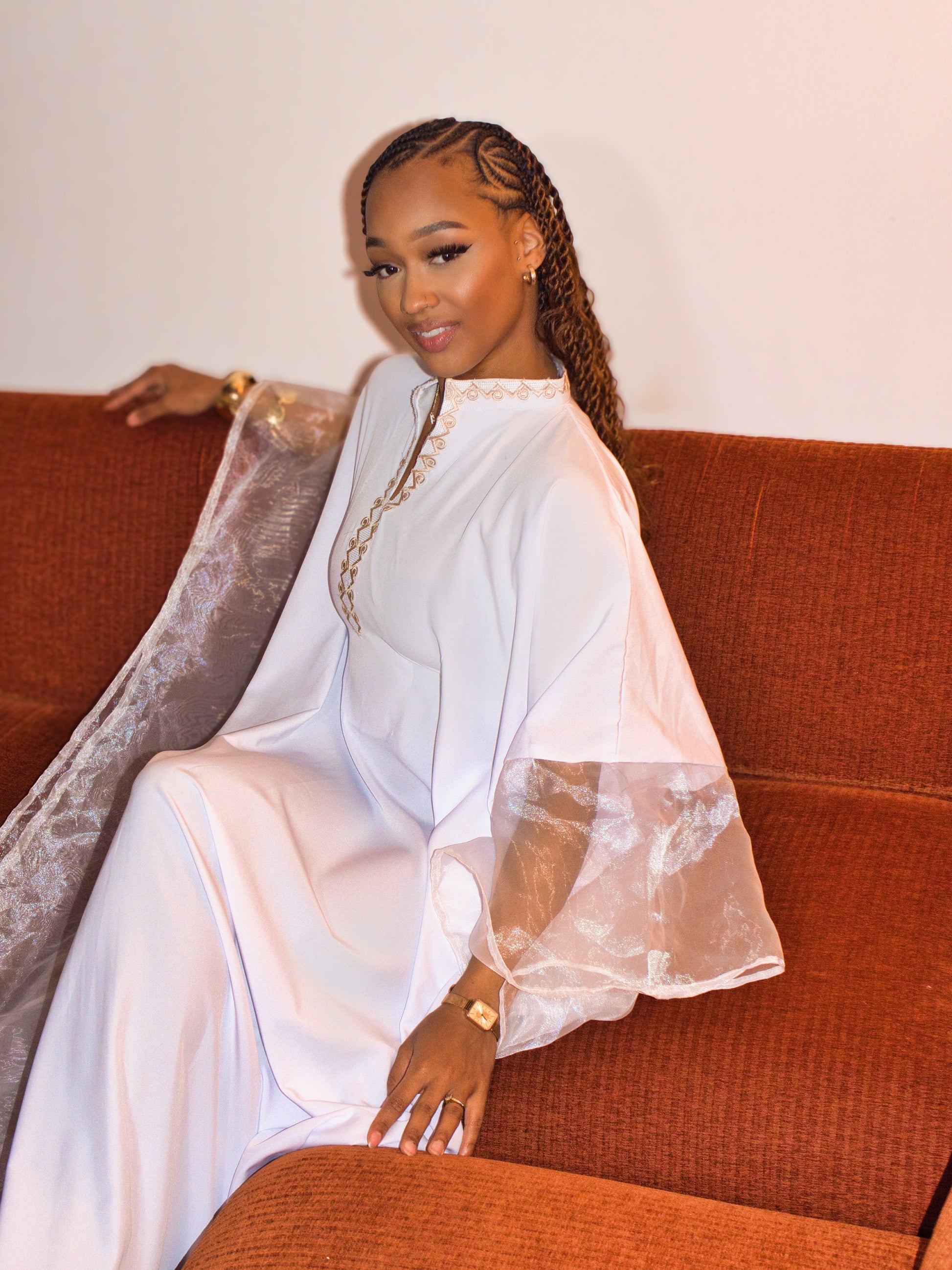 Kaftan africain blanc brodé doré manches papillon Maison Kemeti
