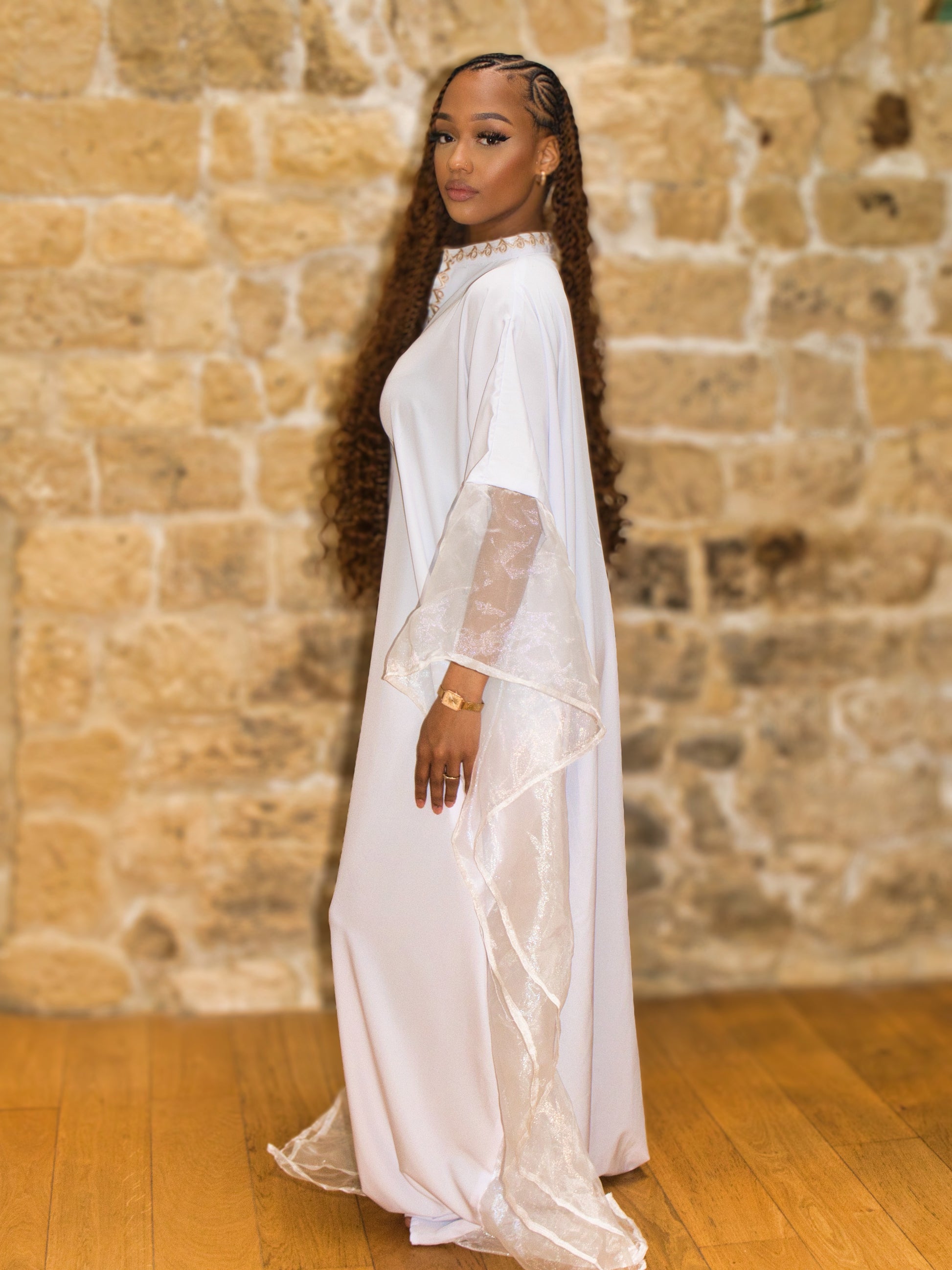 Kaftan africain blanc brodé doré manches papillon Maison Kemeti

