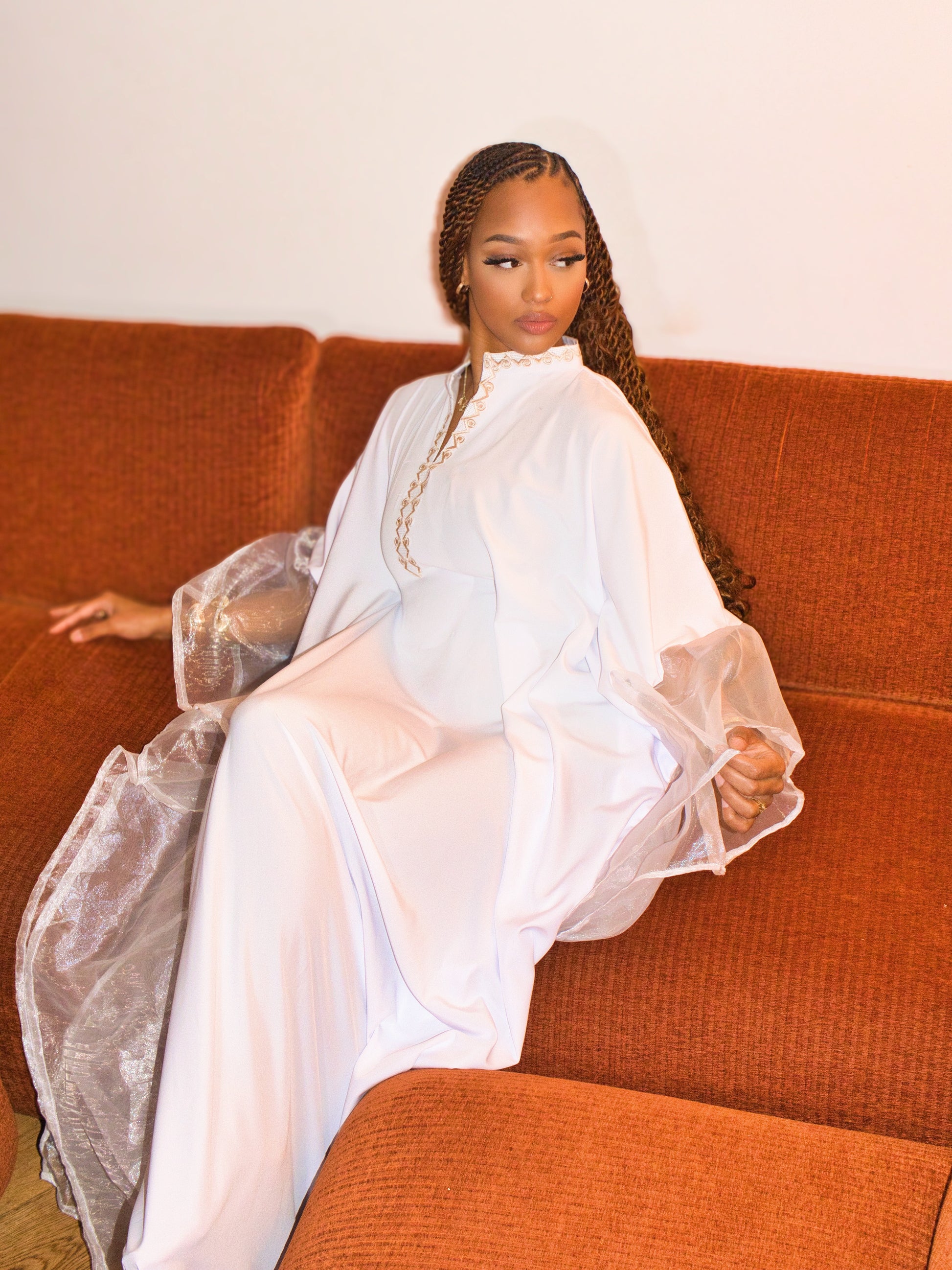 Kaftan africain blanc brodé doré manches papillon Maison Kemeti
